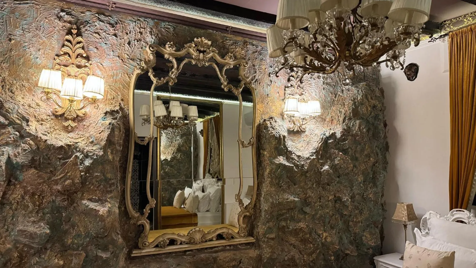 Conacul Coroanei Luxury Boutique Hotel Bucharest