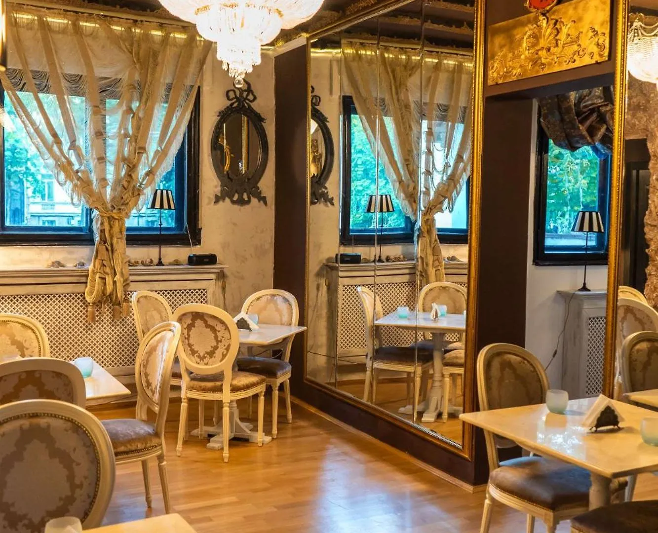 Conacul Coroanei Luxury Boutique Hotel Bucharest